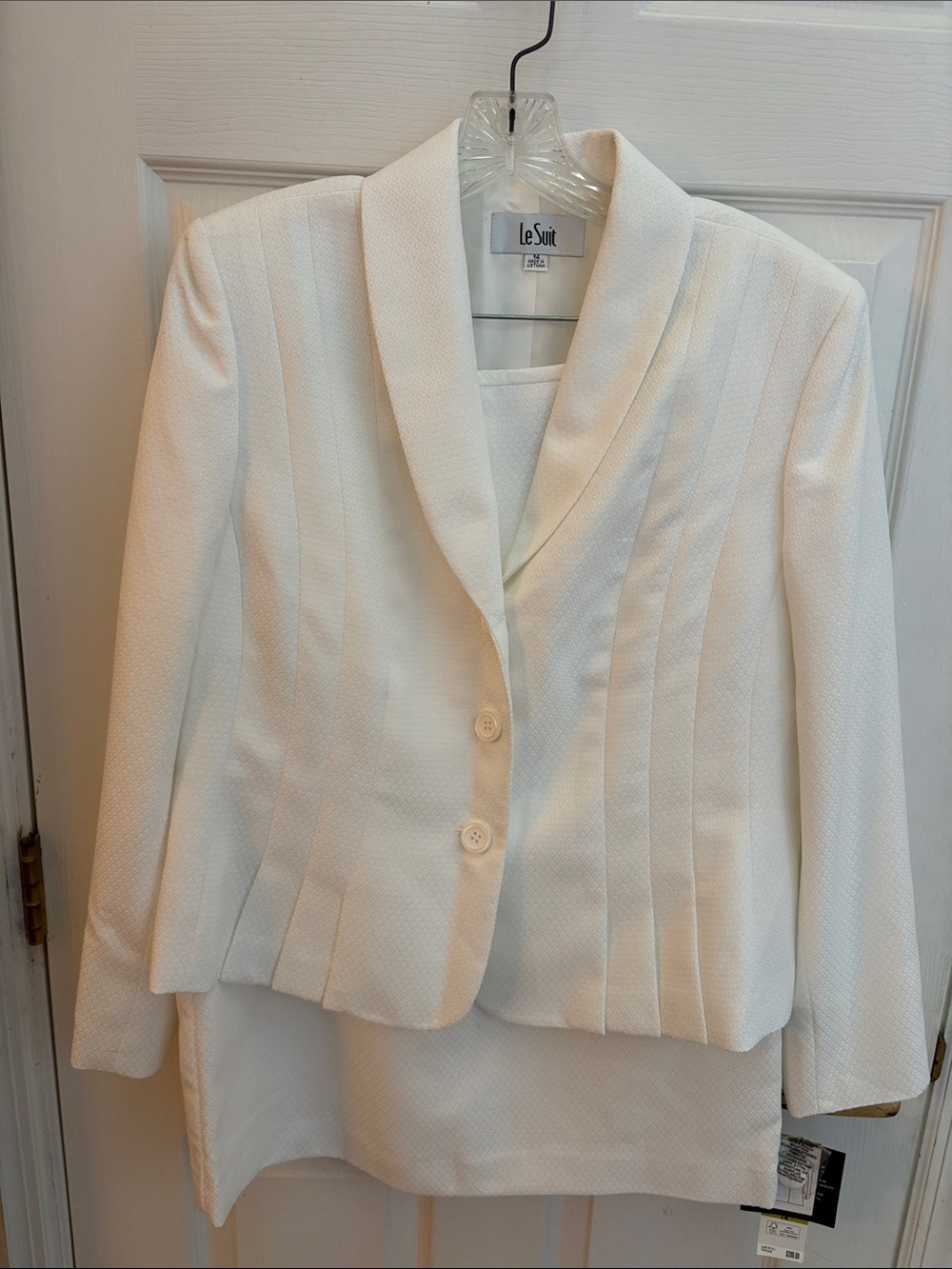 Le Suit white Textured Blazer & skirt suit size 14 NWT but slight mark